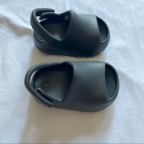 Yeezy Onyx Slides - Picture 4 of 8
